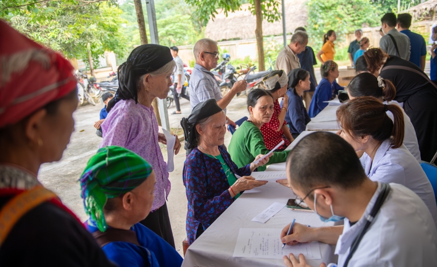 Niềm vui của người dân vùng cao được khám bệnh, nhận thuốc miễn phí